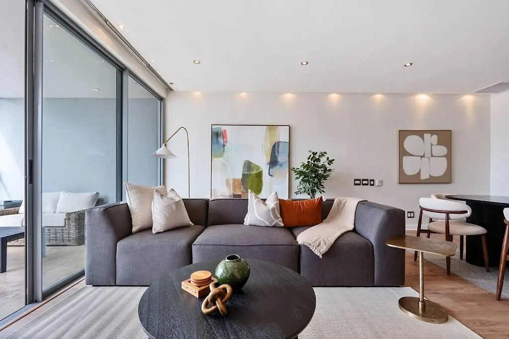 Stylish 2-Bed Apartment In The Heart Of Città del Capo 0*,